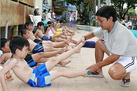 4 bước thoát hiểm khi rơi xuống nước